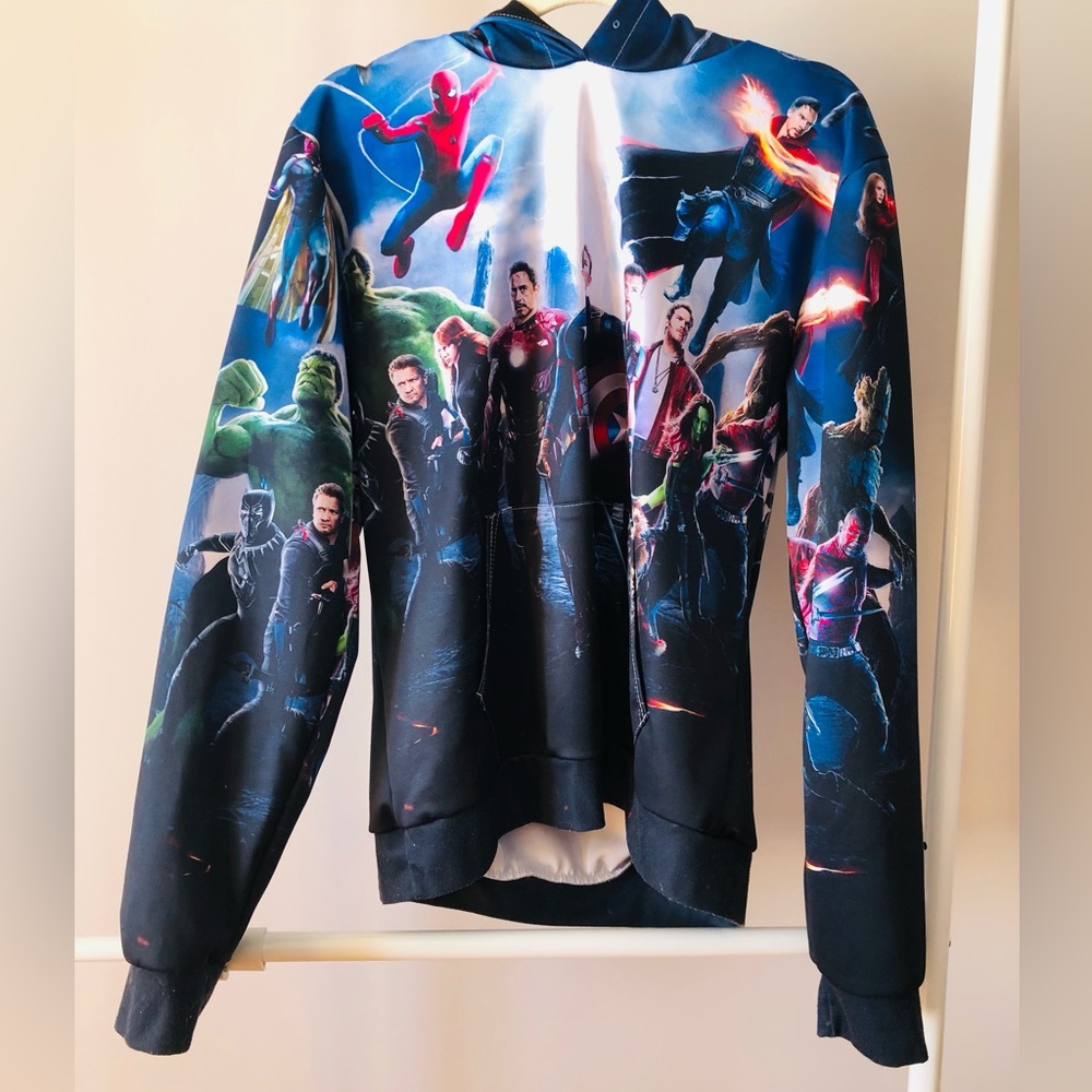 Men’s Avengers hoodie. Like new. Great quality. Fits like Men’s large.